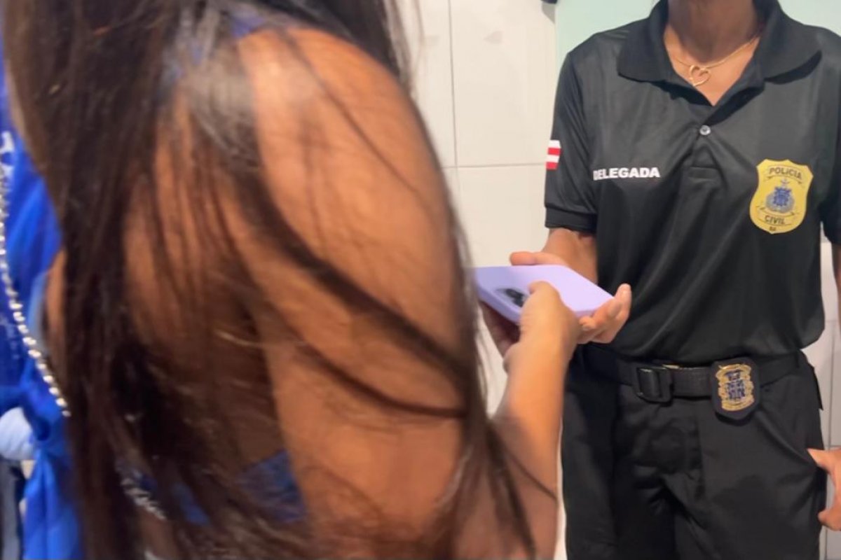 Micareta de Feira 2023: polícia recupera celular de R$ 7 mil furtado e devolve a foliã