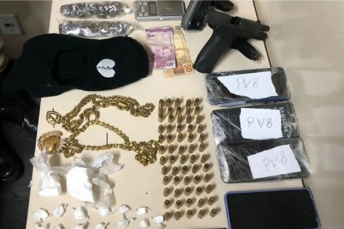 PM apreende celulares que seriam arremessados para presídio e pistolas