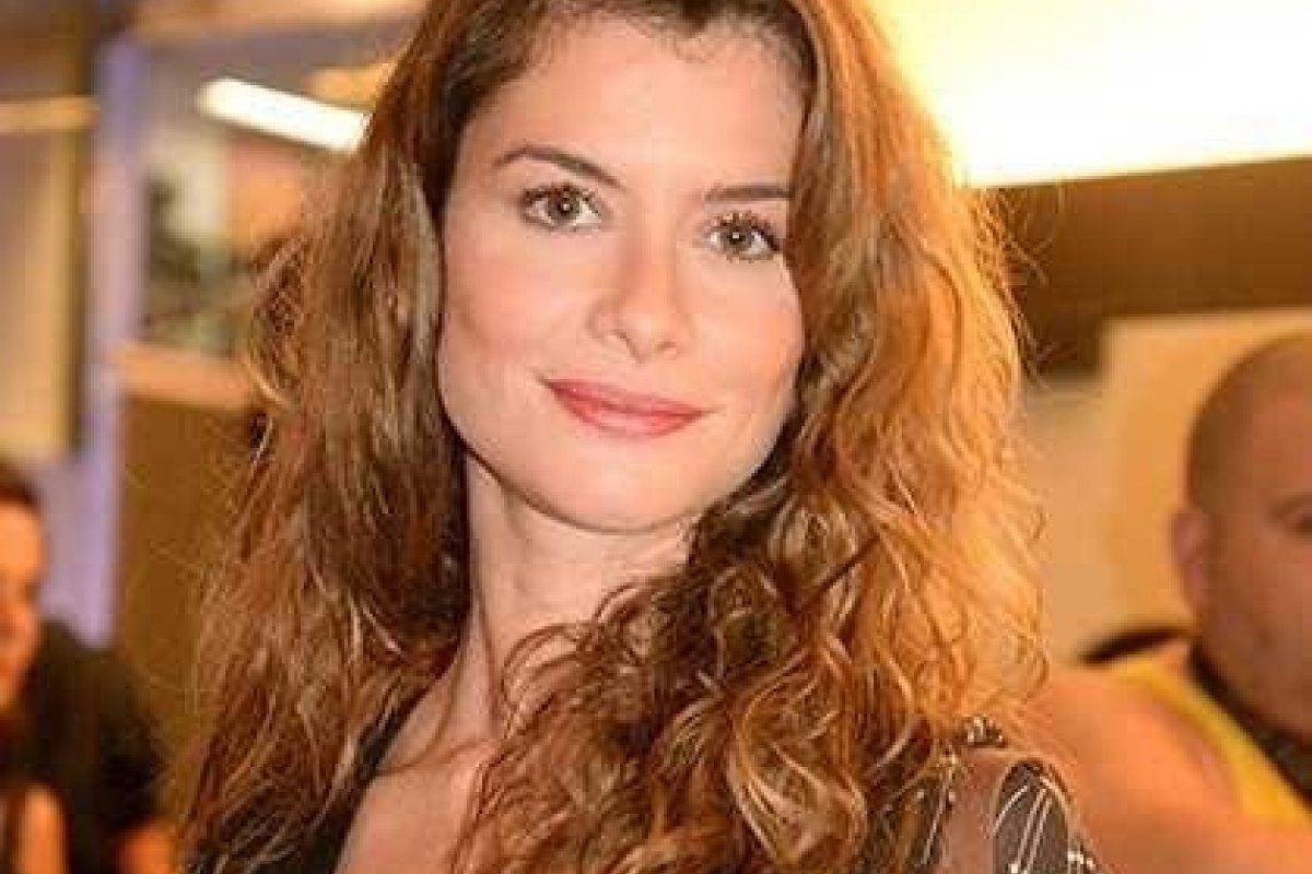 Caetano Veloso se irrita com internauta por causa da atriz Alinne Moraes