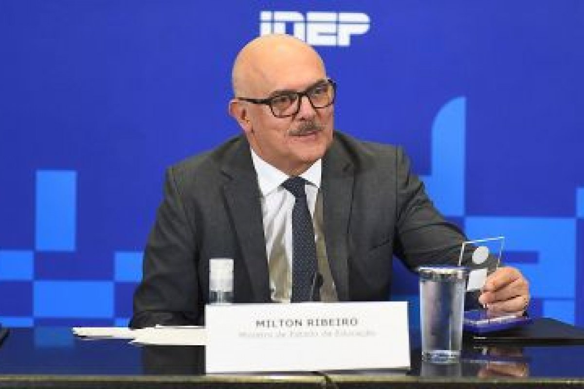 Delegado que prendeu Milton Ribeiro é afastado do cargo