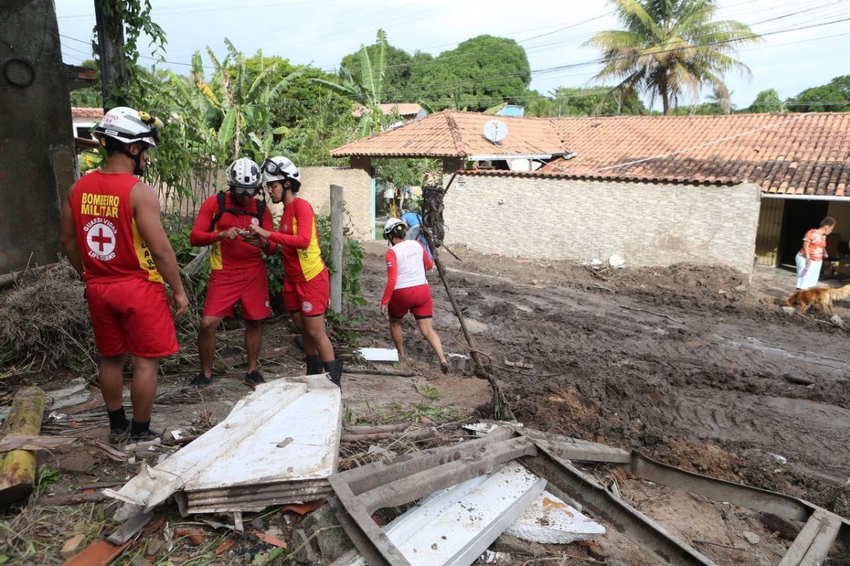 Jerônimo sobrevoa municípios do extremo sul da Bahia para monitorar áreas atingidas pelas chuvas