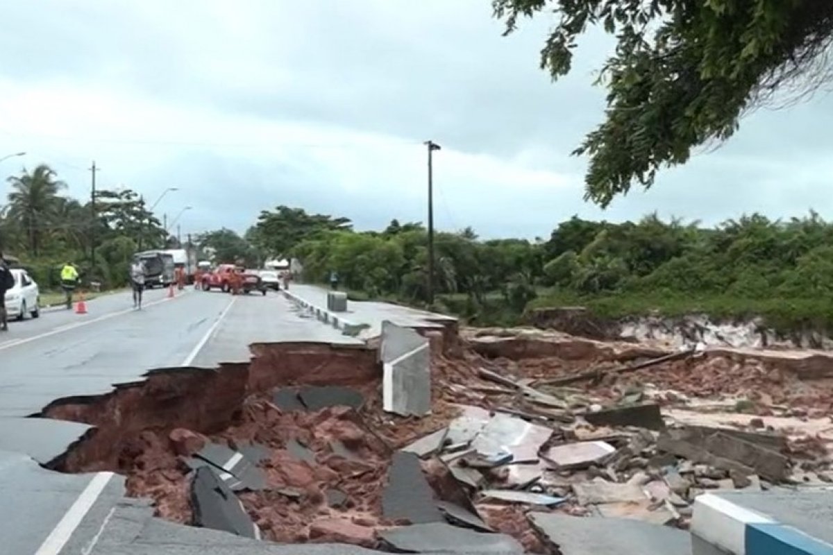 Mais de 5 mil pessoas estão desalojadas após fortes chuvas na Bahia