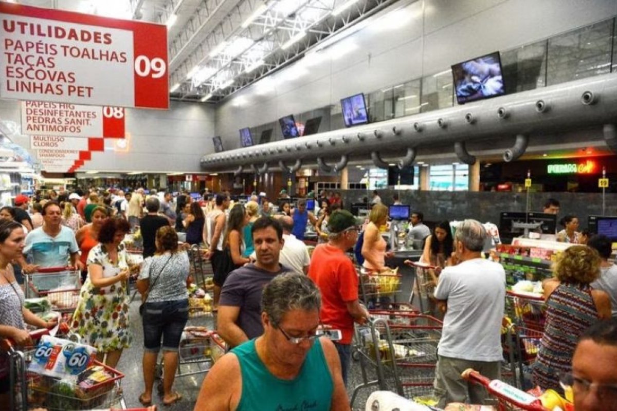 Confiança do consumidor caiu em 0,2 pontos, aponta FGV