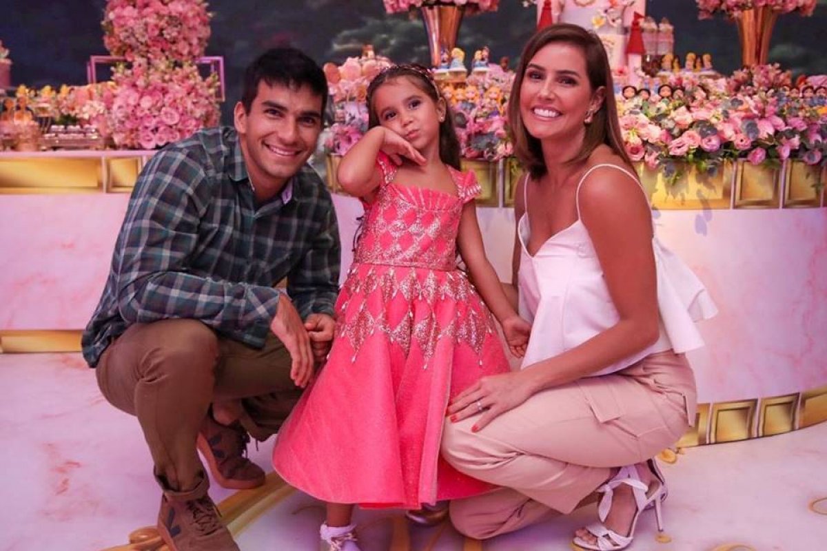 Com a presença de Xuxa, Deborah Secco comemora 4 anos de Maria Flor