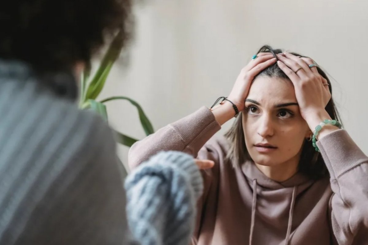 Mulher é relata que pais querem que ela adote filho fruto de relacionamento do ex-noivo com irmã