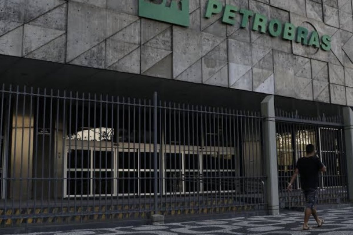 Petrobras votará aumento de 44% para diretores