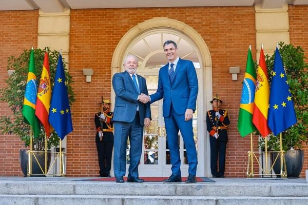 Na Espanha, Lula assina acordos em educação, trabalho e pesquisa