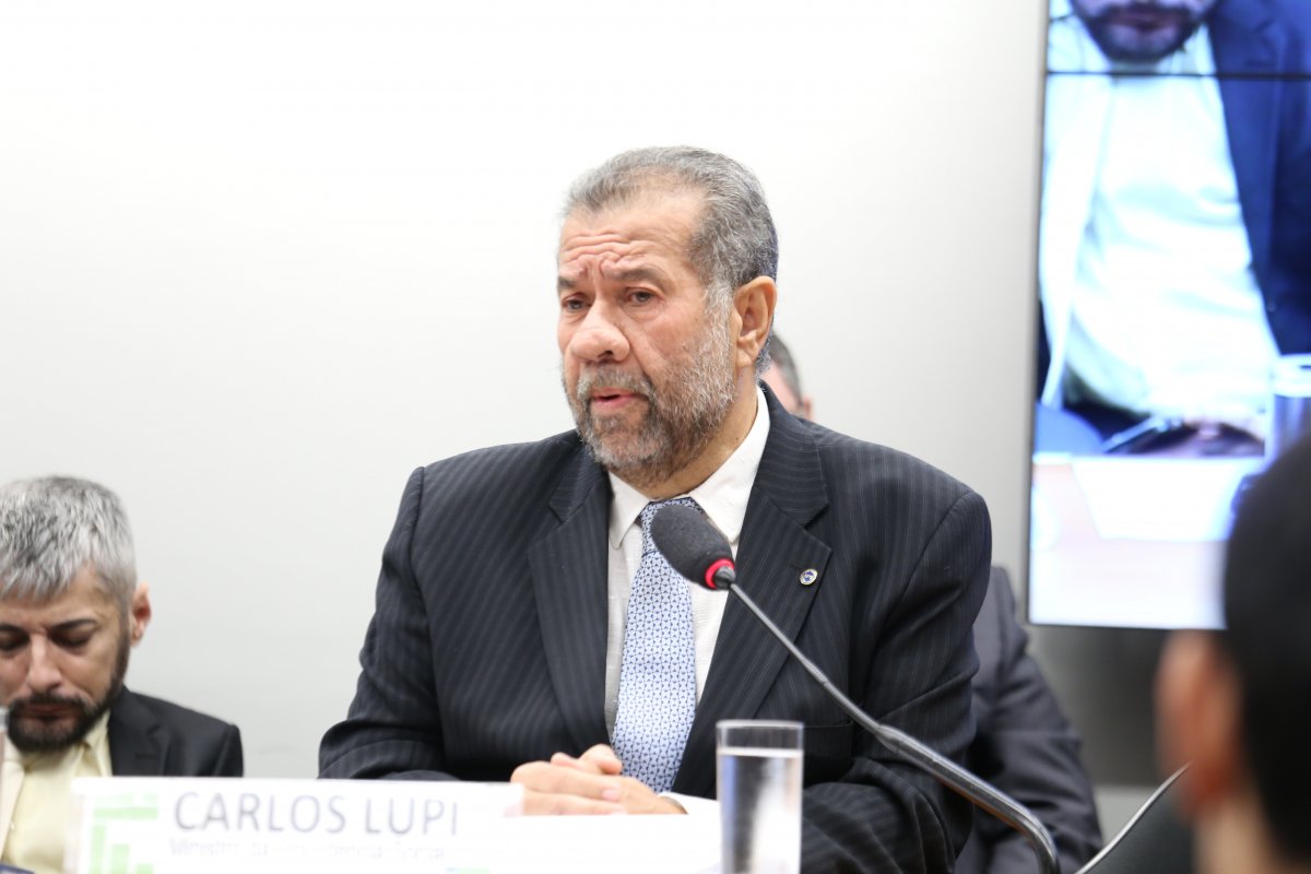 Lupi diz que governo ainda não decidiu se aumentará o salário mínimo para R$1.320