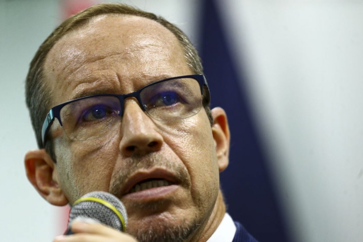 Ministro do GSI demite três secretários e 26 servidores do ministério