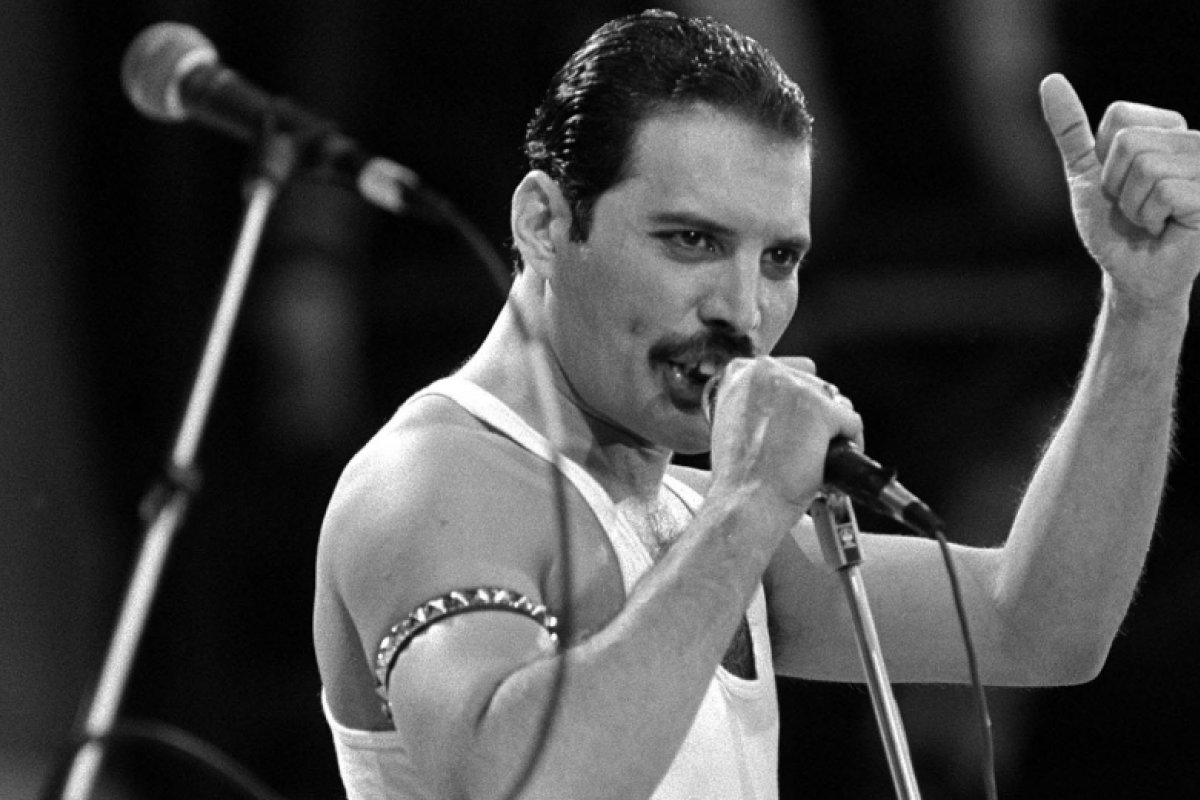 Itens pessoais de Freddie Mercury são leiloados por amiga que herdou bens