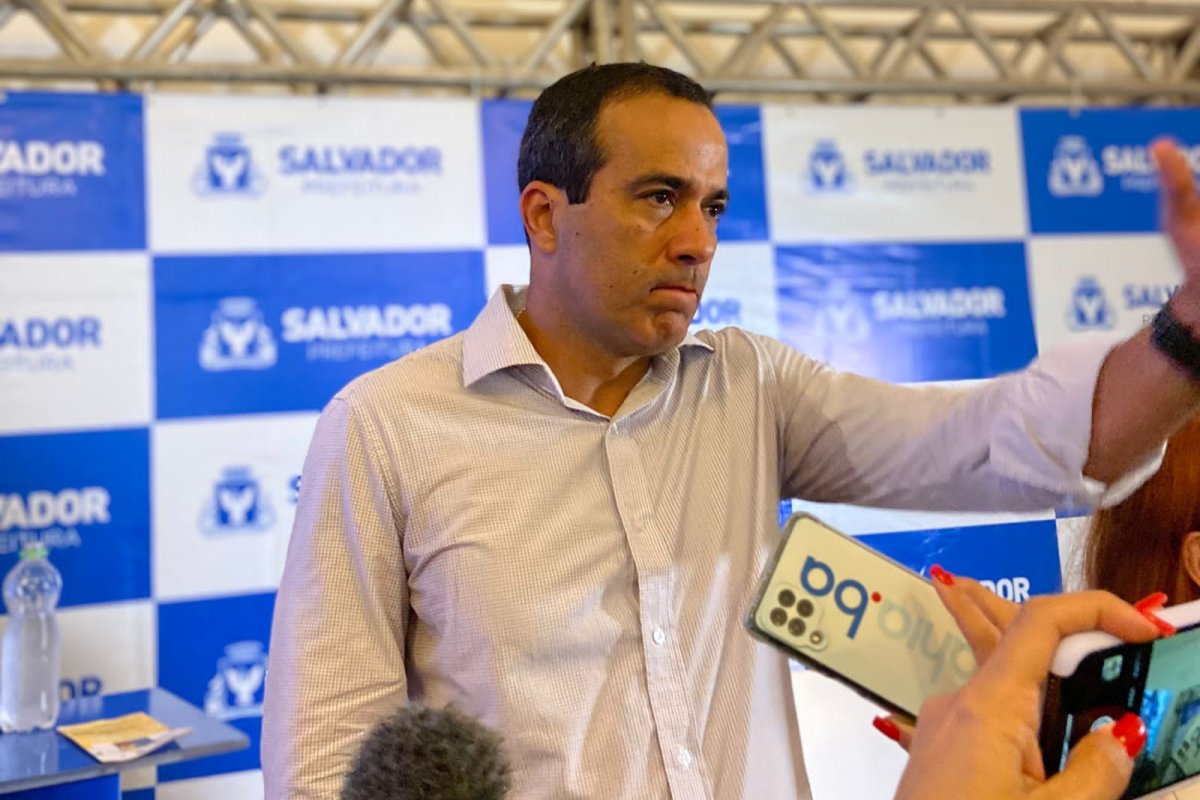 Bruno diz preferir que Carlos Muniz permaneça na sua base política e diz que no lugar dele, não tomaria a decisão agora