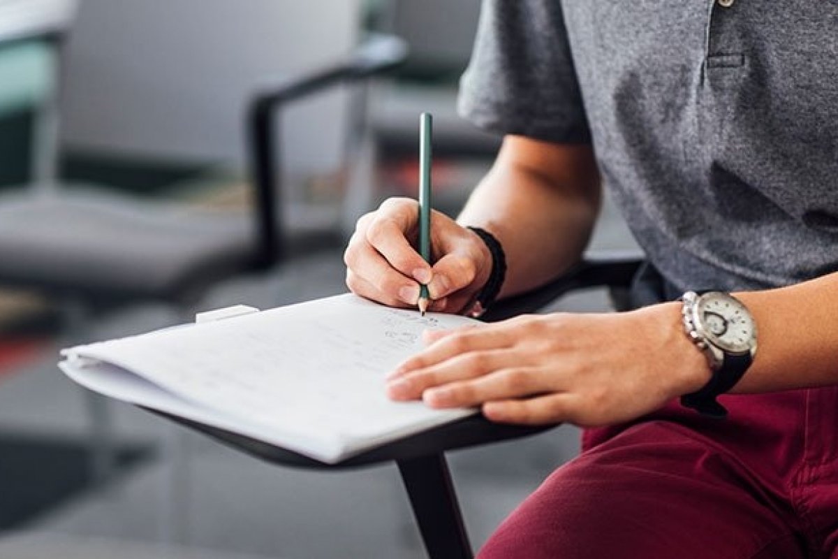 Estudantes realizam prova do Prêmio Talento Universitário neste domingo