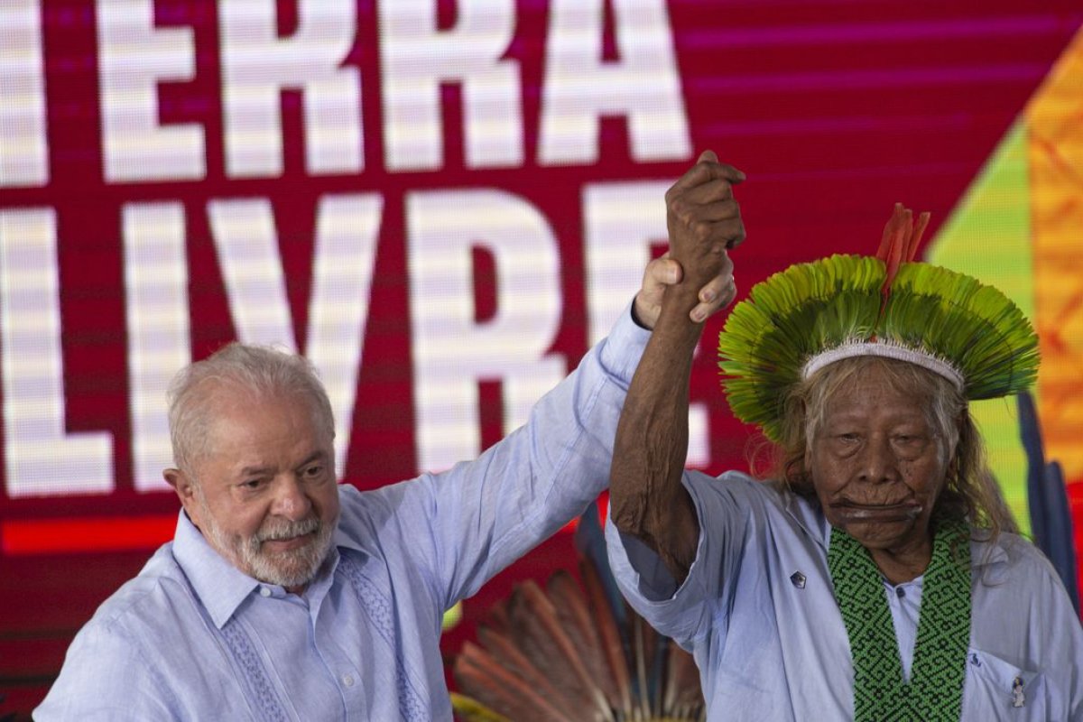 Lula anuncia demarcação de terras indígenas e levanta faixa contra marco temporal