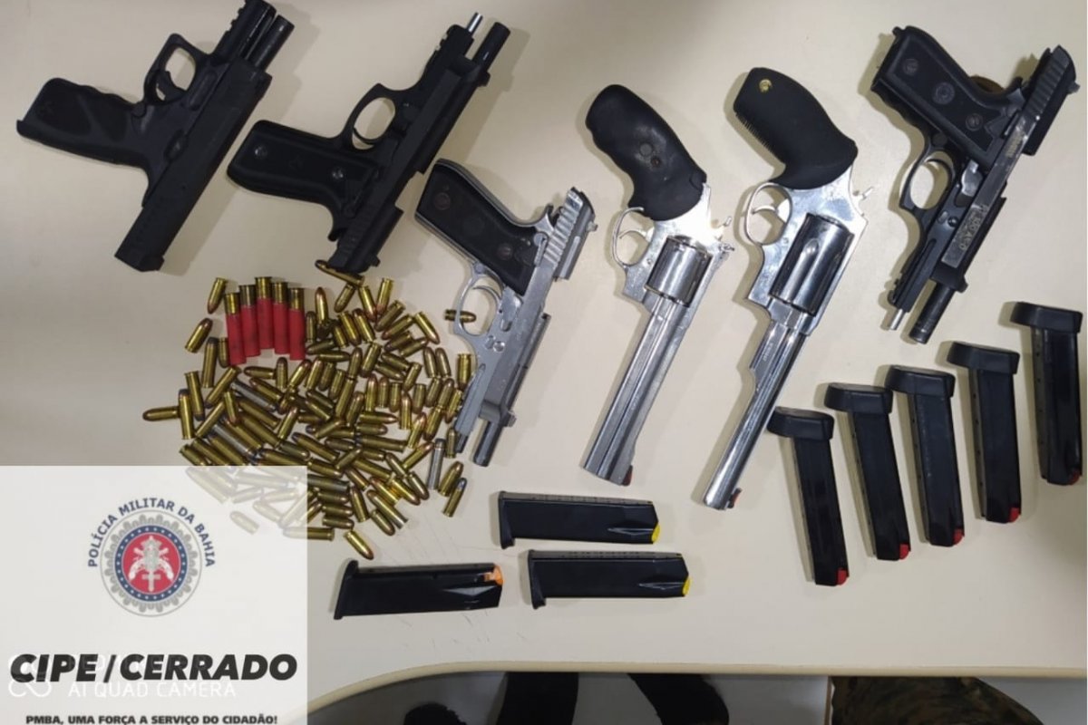 Quatro pistolas e dois revólveres são apreendidos com dupla que ameaçava comerciantes na Bahia