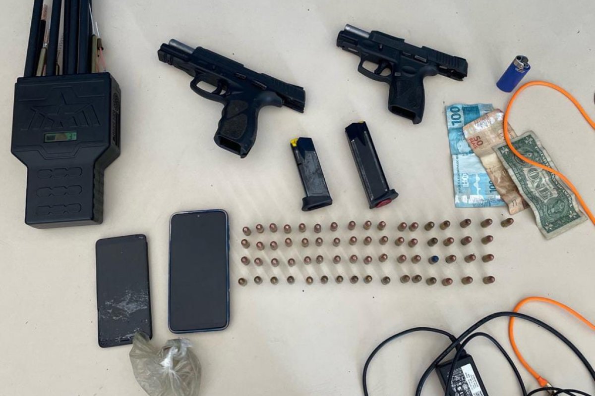 Homens liberados em audiência de custódia são presos com carro roubado e armas