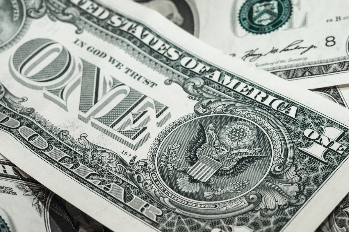 Bolsa sobe e dólar fecha abril abaixo de R$ 5, com queda de 1,6% no mês