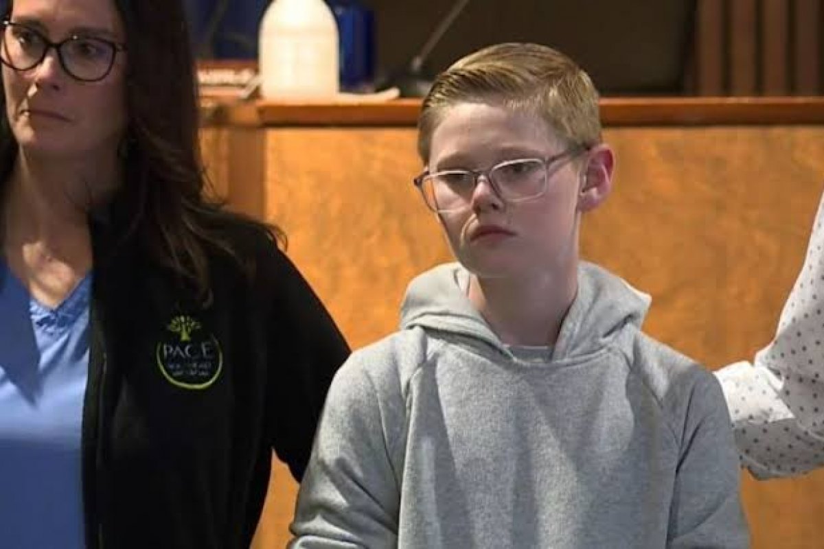 Vídeo: Menino de 13 anos conduz ônibus escolar após motorista desmaiar