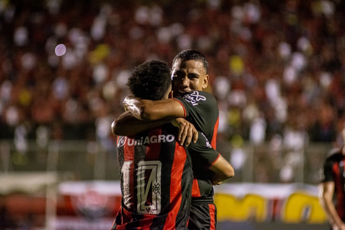 Vitória vence Londrina no Barradão e vira líder na Série B