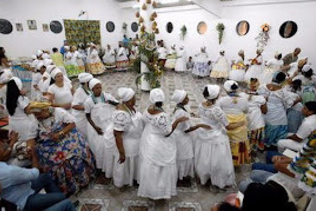 Reafricanização: até onde é benéfico às tentativas em adaptar o que é visto nos dias de hoje em África, ao tradicional de outrora da diáspora brasileira?