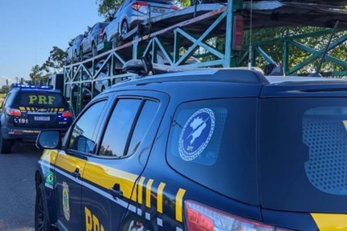 PRF encontra carro roubado em caminhão cegonha durante fiscalização em Feira de Santana