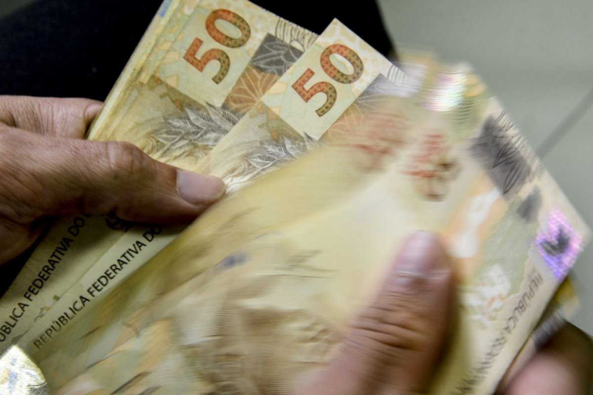 Salário mínimo de R$1.320 passa a valer a partir desta segunda-feira (1º)