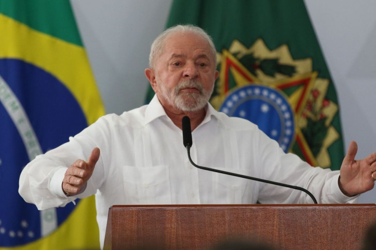Lula anuncia política de reajuste do salário mínimo e isenção de IR