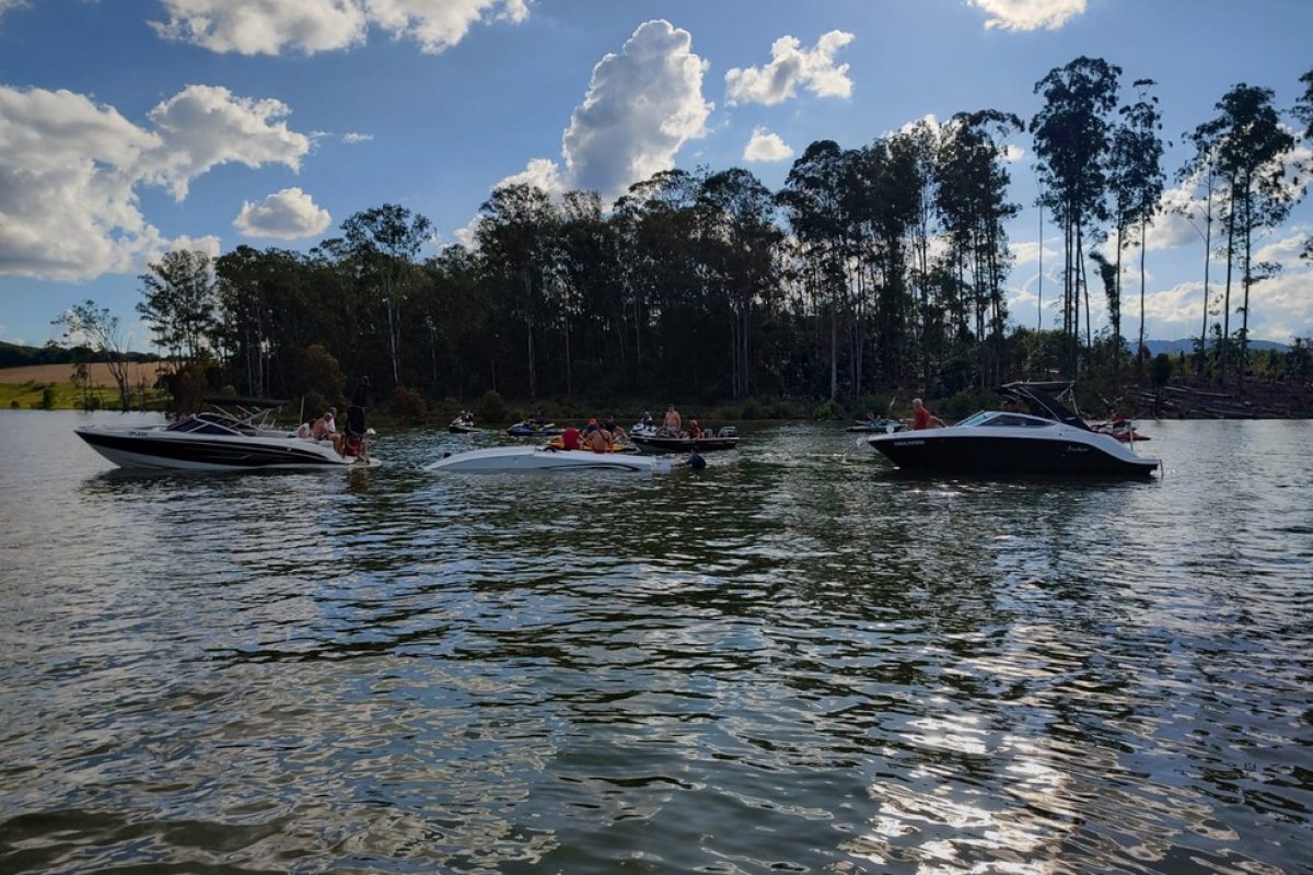 Queda de hidroavião em represa deixa dois mortos em Bragança Paulista