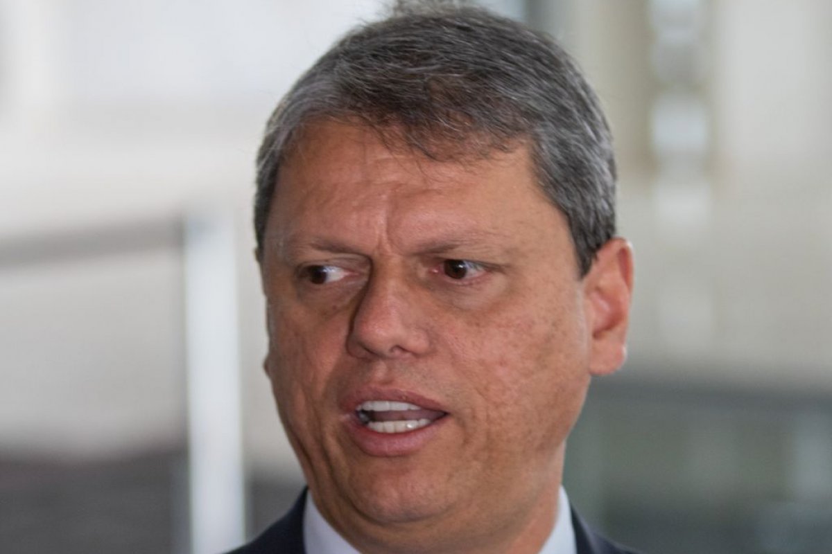 Tarcísio fixa salário mínimo em R$1.550, com reajuste maior que o de Lula