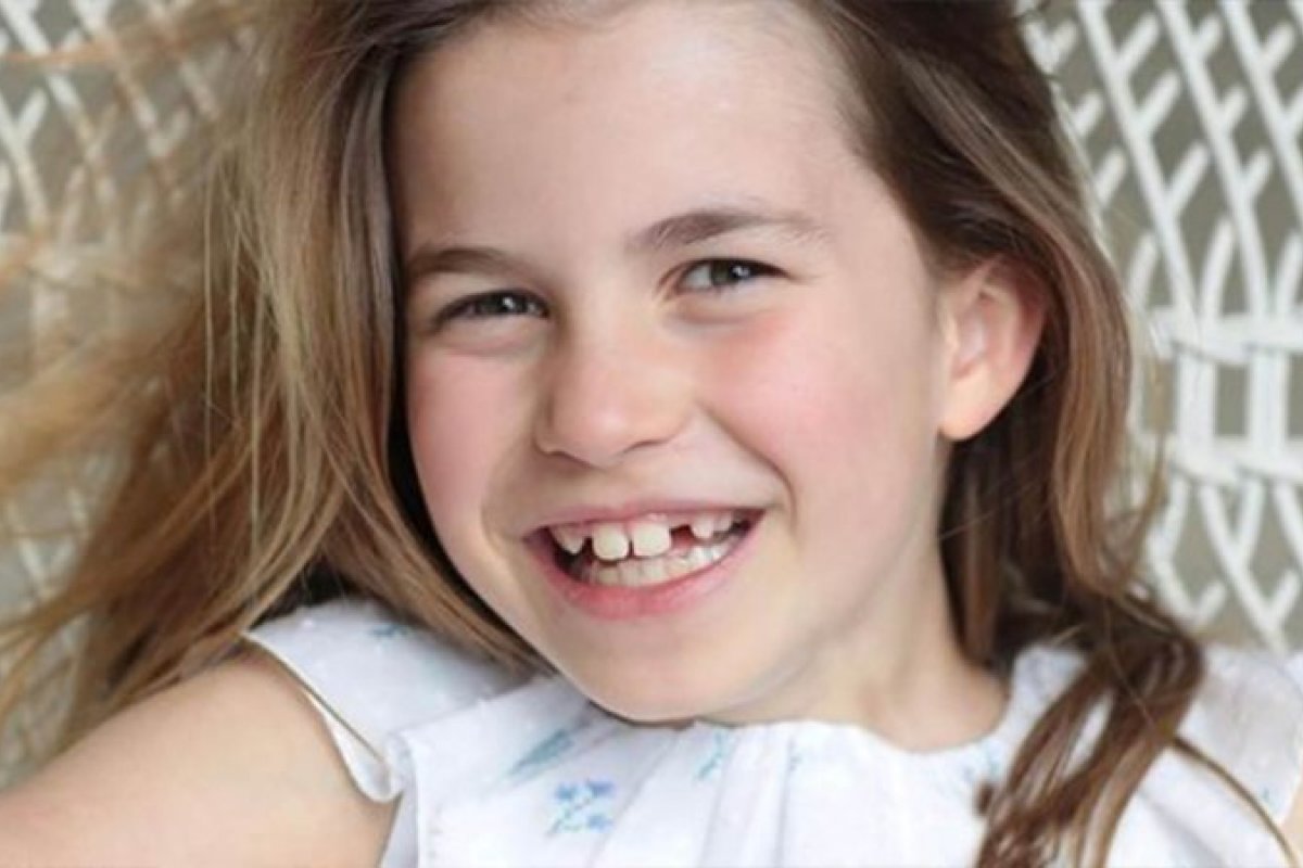Princesa Charlotte aparece em retrato oficial para celebrar seus 8 anos!