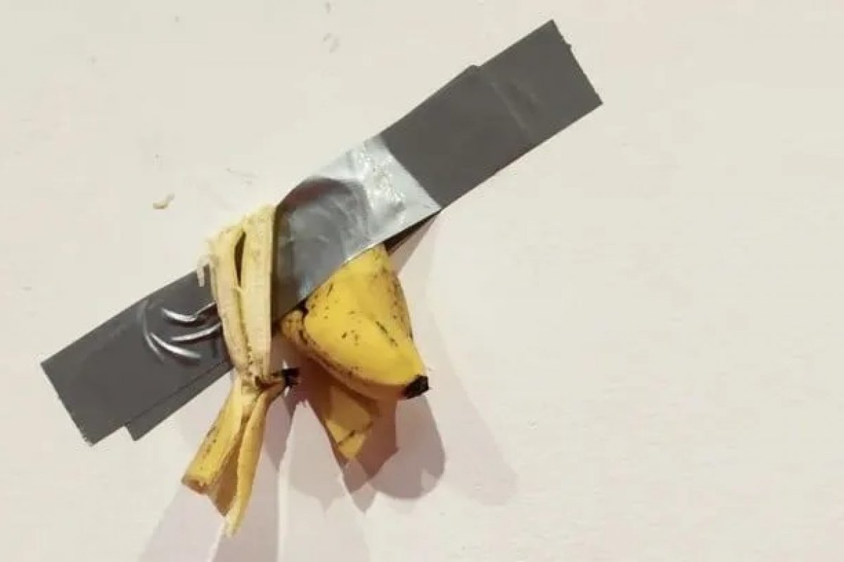 Estudante come obra de arte de banana avaliada em R$ 590 mil