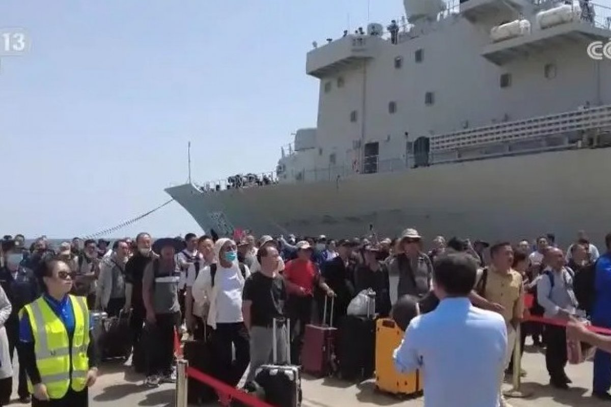 Marinha da China resgata 6 brasileiros de uma mesma família da guerra no Sudão