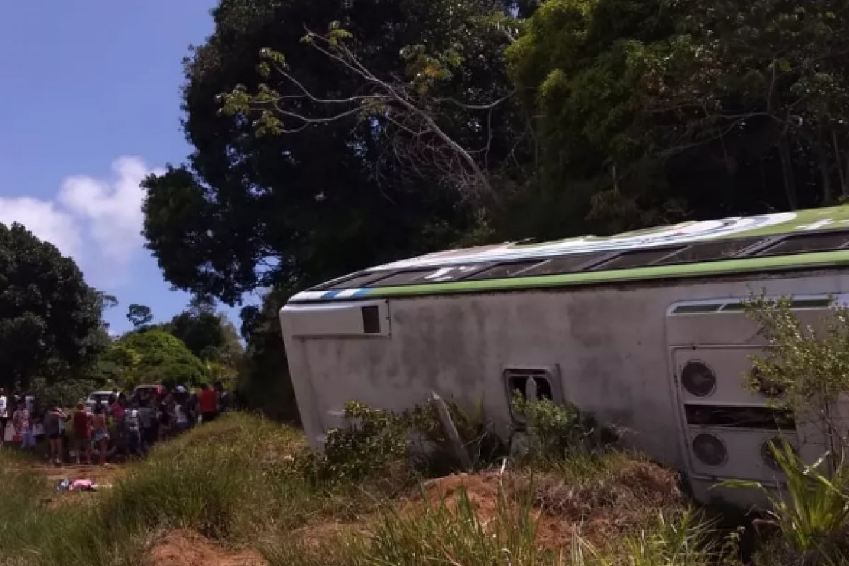 Ônibus tomba na BA-001 e deixa oito pessoas feridas