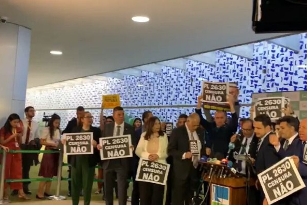 Vídeo: Grupos pró e contra PL das Fake News manifestam na Câmara