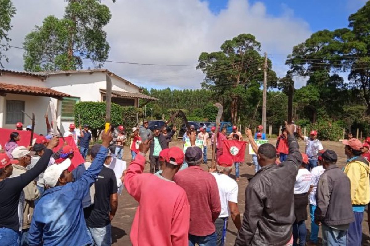 Integrantes do MST invadem escritório de empresa em Maracás, na Bahia