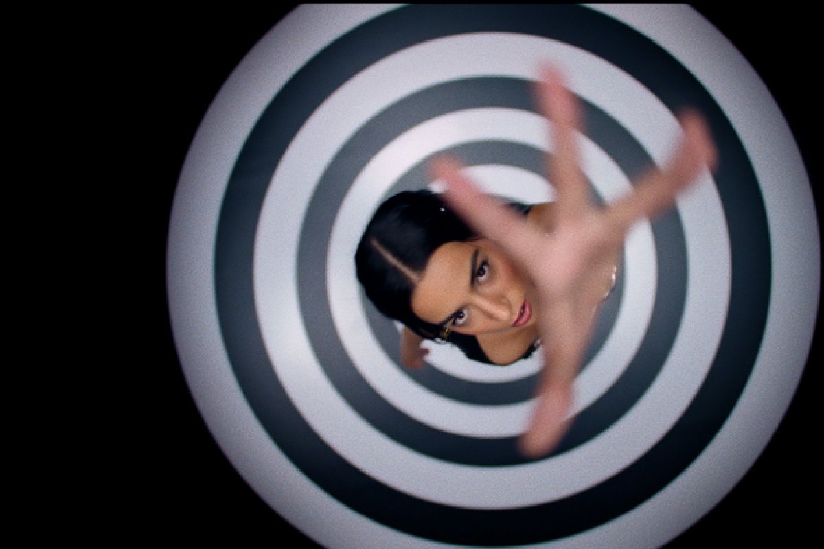 Marina Sena exalta a coragem no clipe de “Olho no gato”!