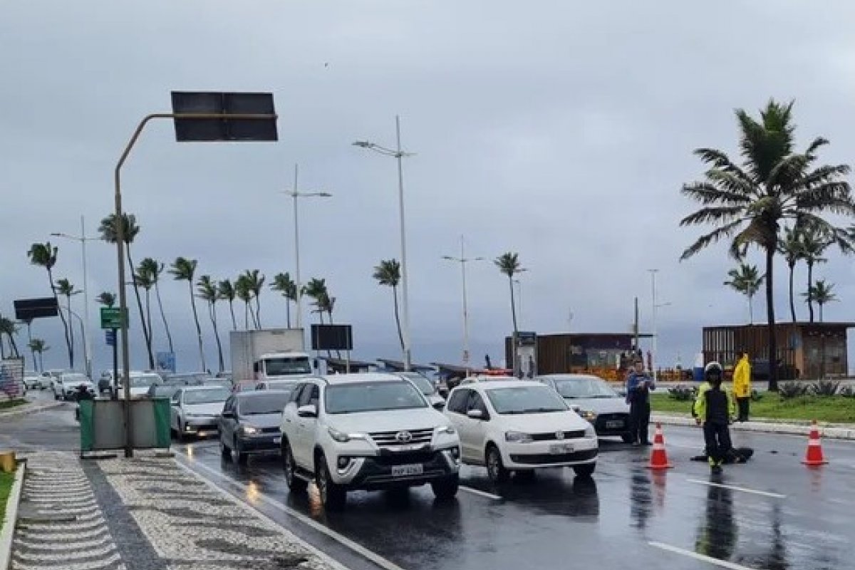 Motociclista morre após batida com ônibus no bairro Jardim de Alah, em Salvador