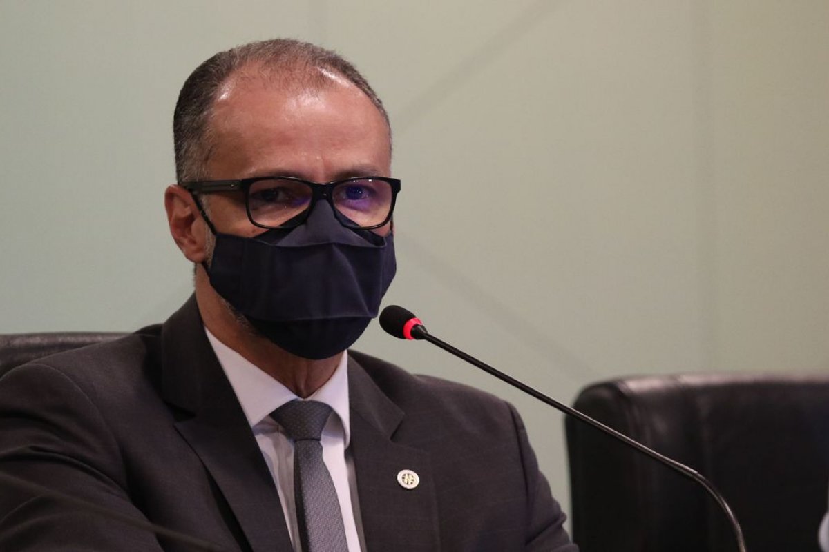 PF deve esclarecer dúvidas sobre vacina de Bolsonaro, diz presidente da Anvisa