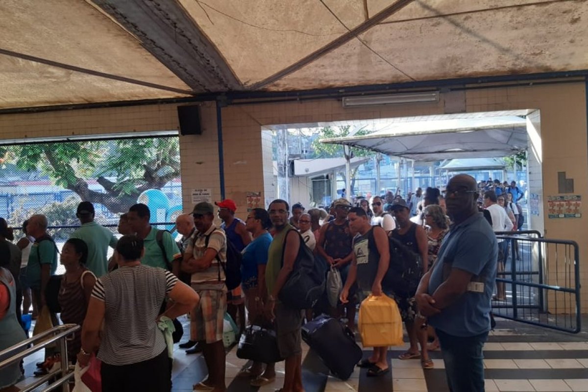 Usuários enfrentam longas filas no terminal de Salvador nesta segunda