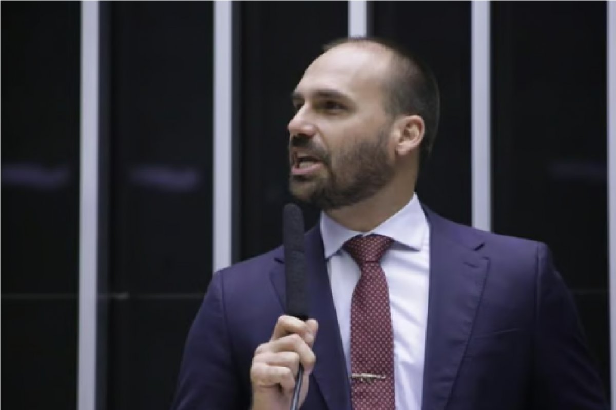 Vídeo: "Para que esse esculacho?", questiona Eduardo Bolsonaro sobre ação contra o pai