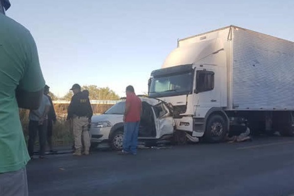 Homem morre após ser atingido por carreta