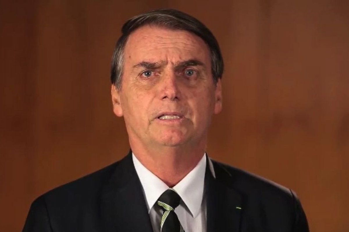 Perfil de Bolsonaro pede emissão de certificado 15 dias antes de volta de ex presidente ao Brasil