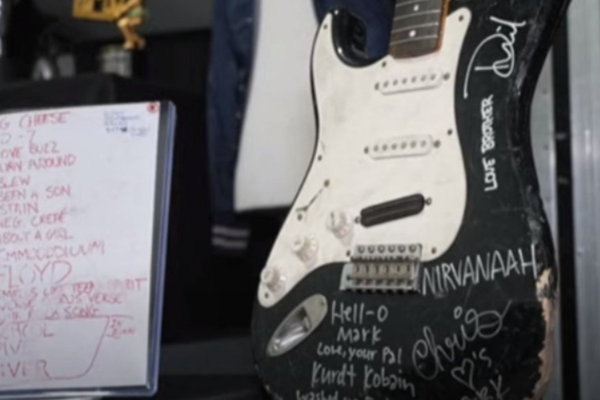 Guitarra destruída por Kurt Cobain vai a leilão nos EUA e expectativa de valor é mais de R$ 400 mil