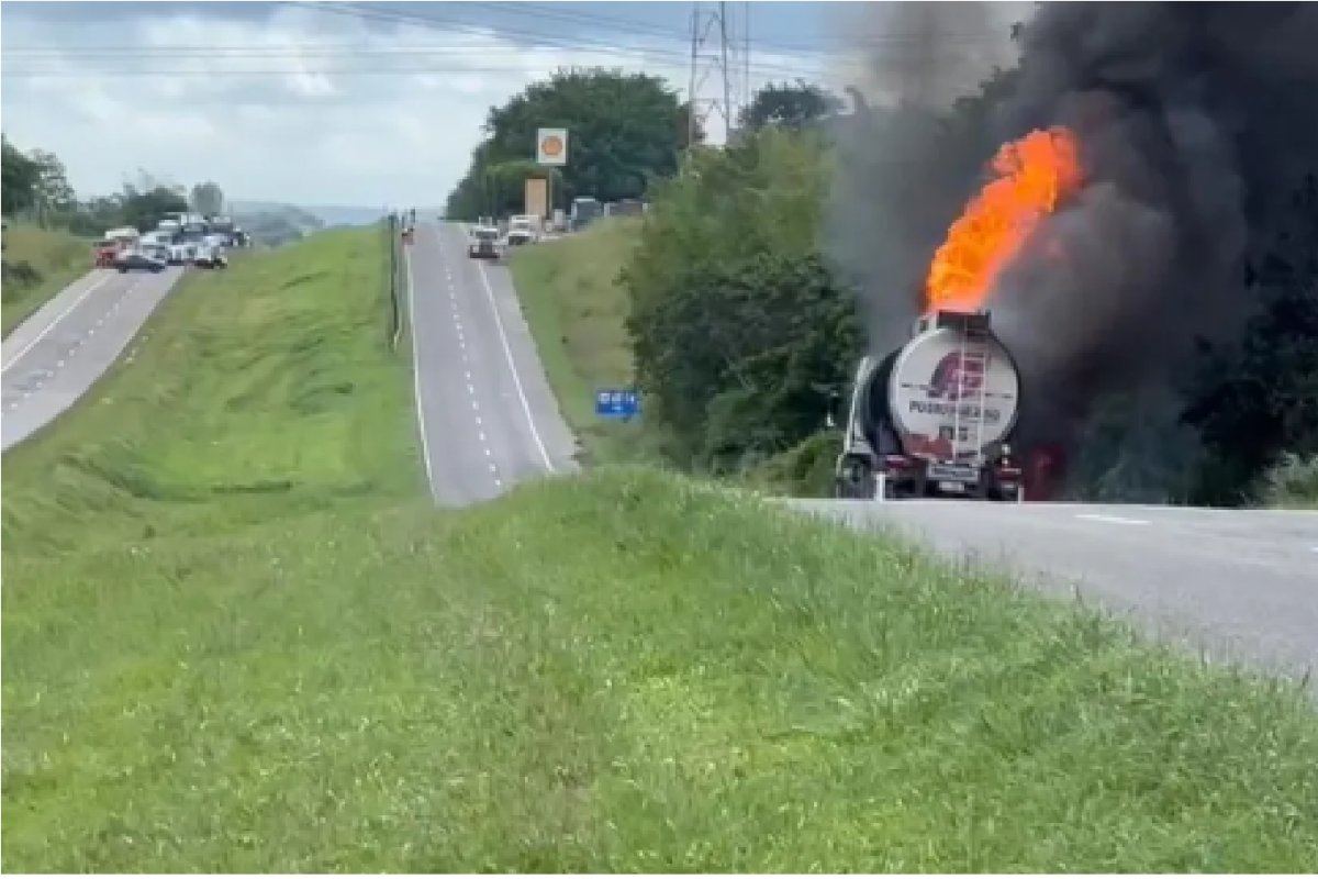 Carreta tanque carregada de combustível pega fogo em rodovia na Bahia