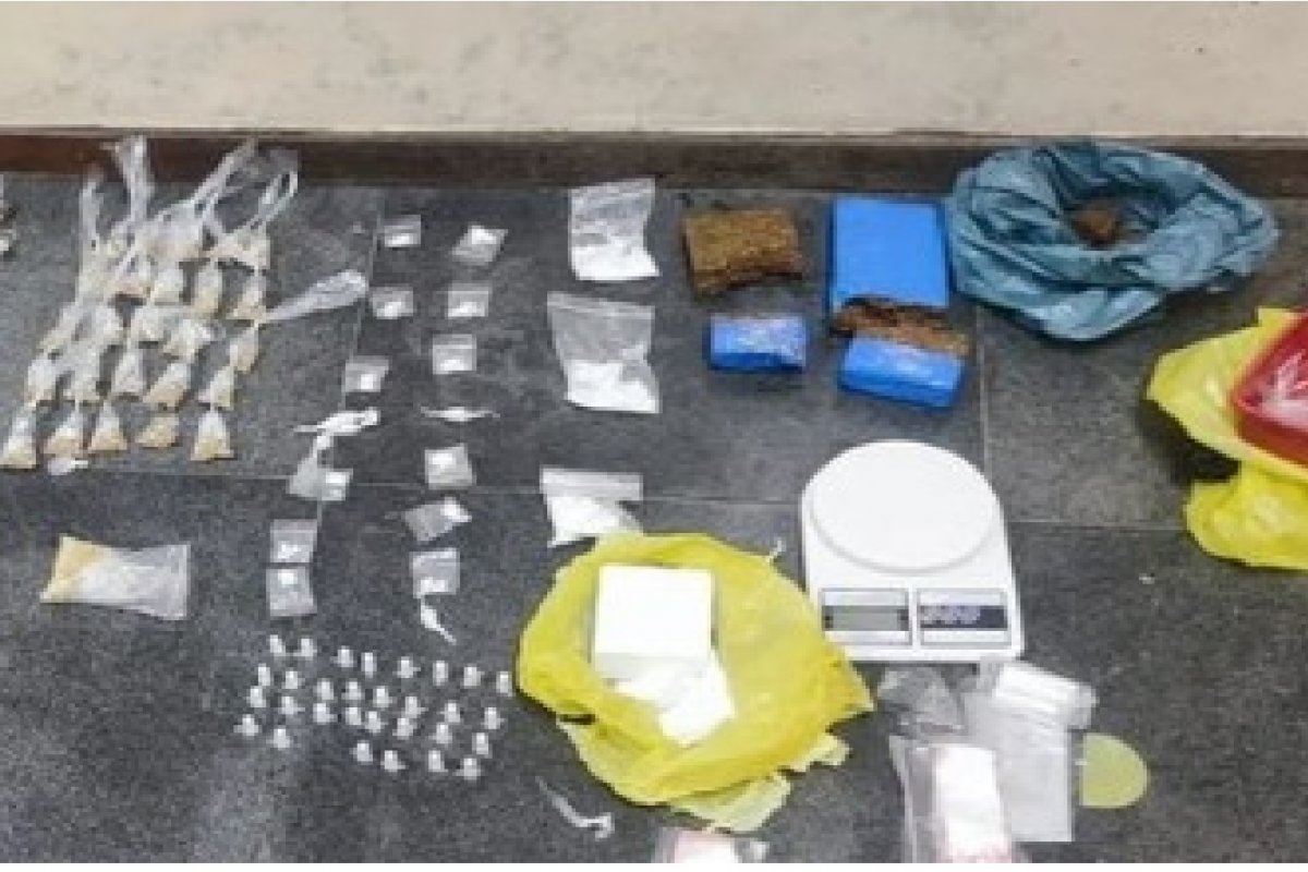 Três armas e quase mil porções drogas são apreendidas em menos de 12 horas na Bahia
