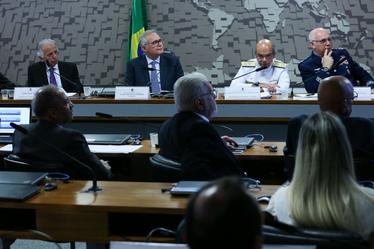 Múcio diz que para entrar na política, militares devem deixar Forças Armadas