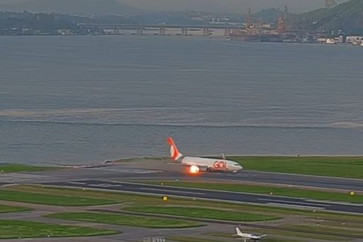 Vídeo: Avião solta fogo por turbina durante decolagem no Rio de Janeiro
