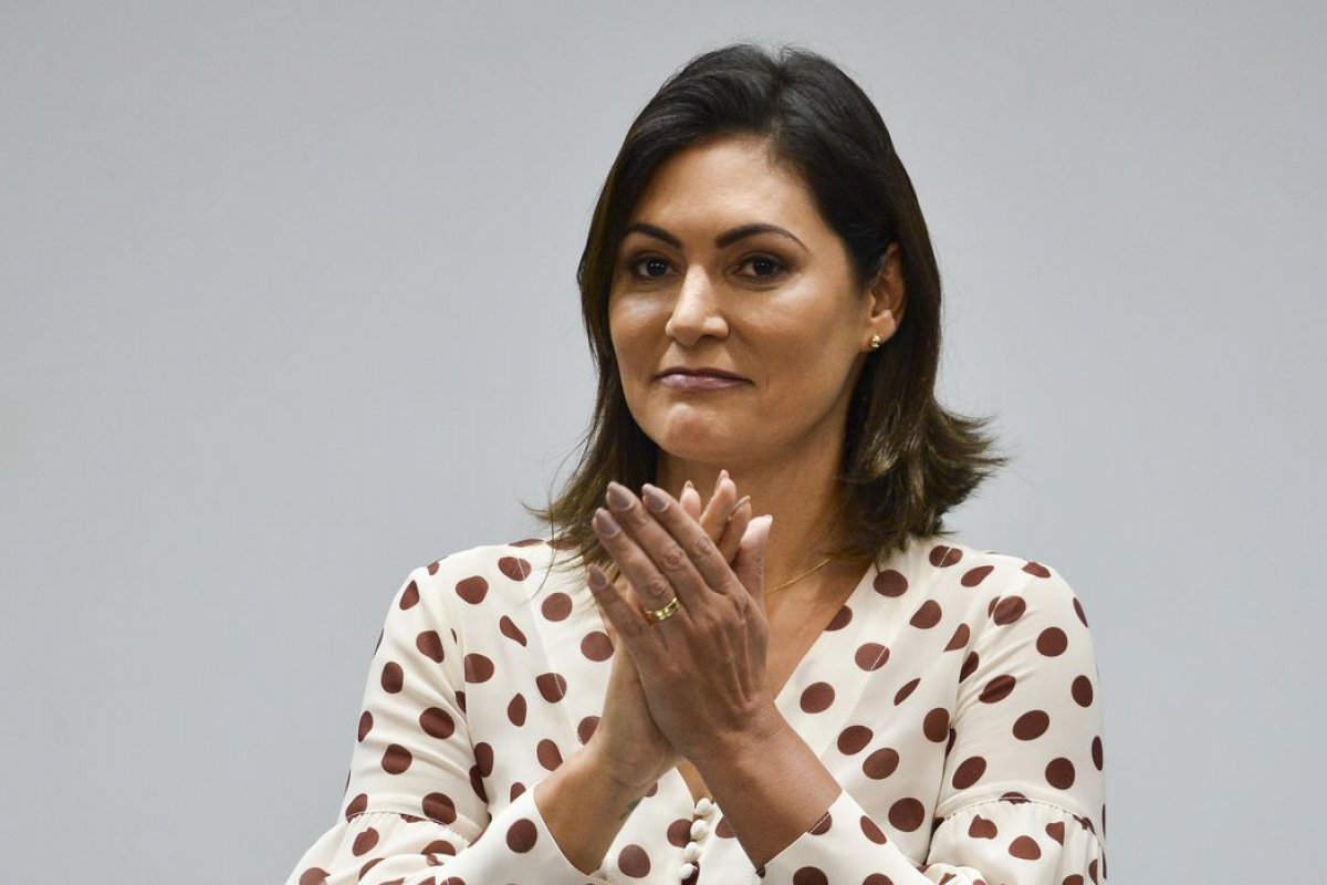 Michelle rebate post da Saúde que incentiva vacinação antes de viajar para o exterior: 'Trabalhar que é bom, nada'
