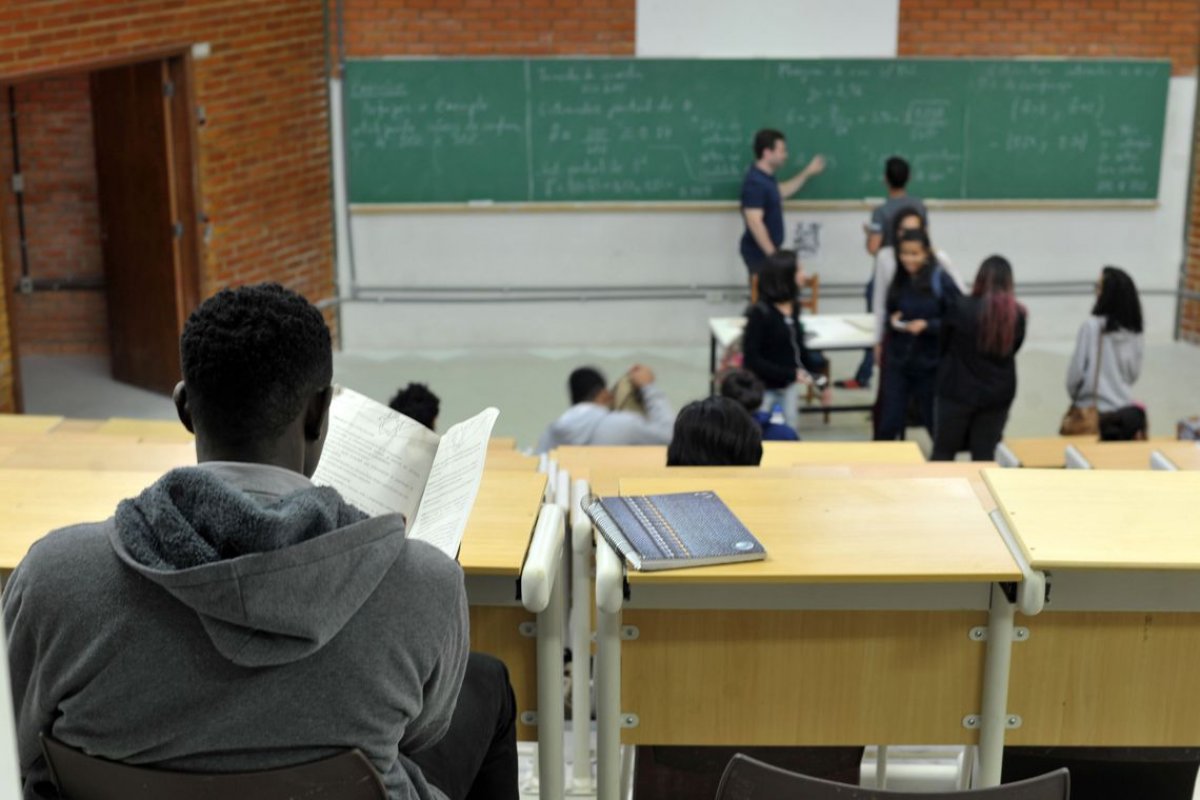 Empresa oferta curso de inglês gratuito para estudantes negros