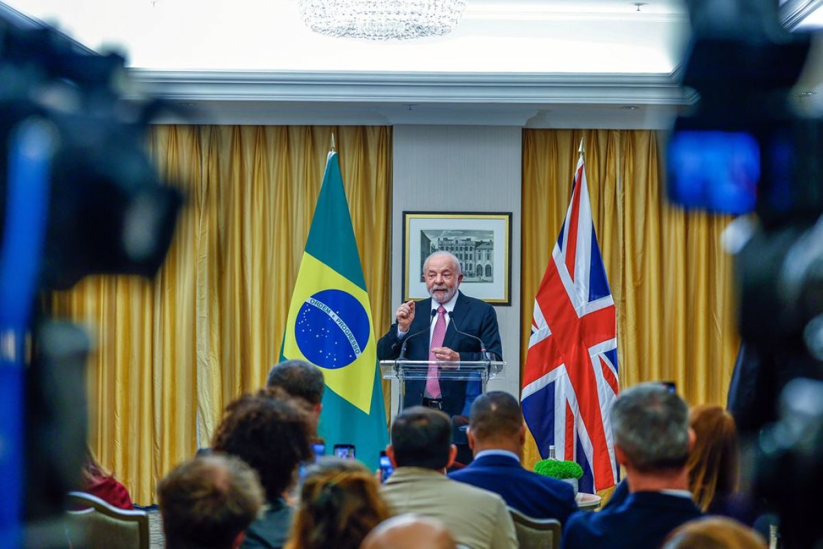 Lula critica presidente do Banco Central e política de juros em coletiva de imprensa