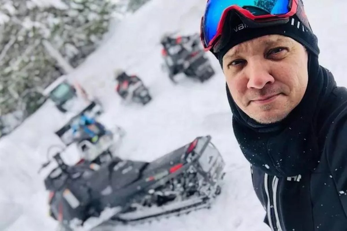 Após acidente grave, Jeremy Renner compartilha que já faz exercícios com as pernas e na esteira